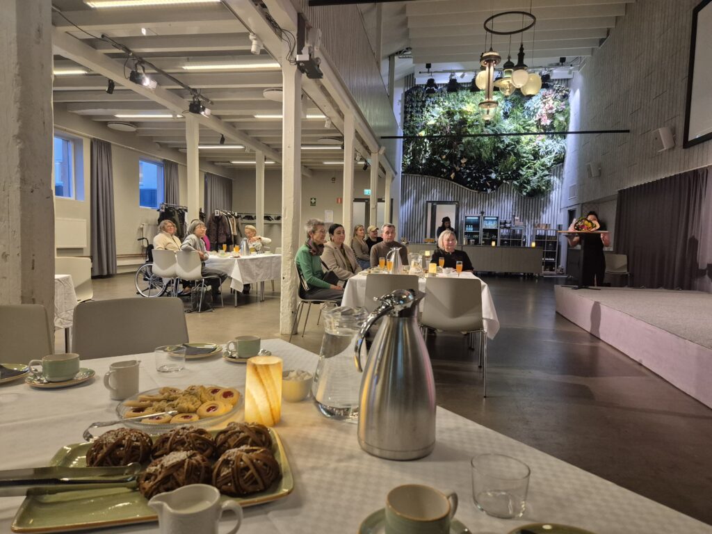 Prisutdelning på tekniska museet. Fika är uppdukat och personer inväntar start av prisutdelning.